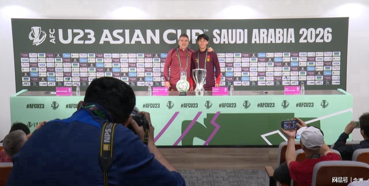 乐鱼官网-与奖杯合影！安东尼奥：我们怀揣巨大梦想 胡荷韬：希望创造历史