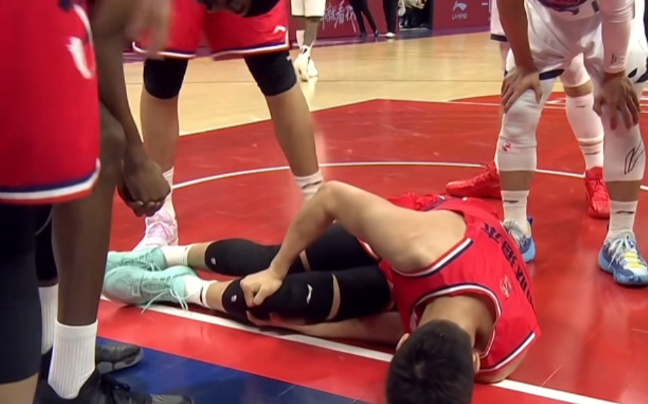 乐鱼网址-噩梦！郭艾伦突破过程遭遇膝盖伤势，倒地不起，并被担架抬出！